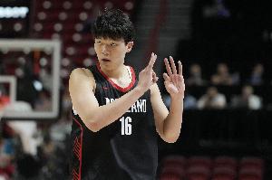 媒体人:杨瀚森有些不适应NBA级别的对抗 机会要靠自己去全力争取