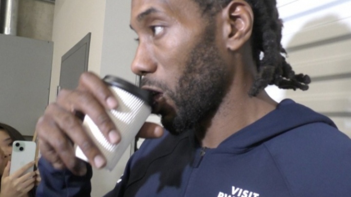 cue一下老詹！记者问杯子装得啥 小卡打趣：轩尼诗?