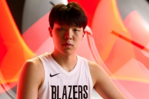 媒体人:杨瀚森脸皮不薄放得开 这挺好的 阿联就是吃这方面的亏