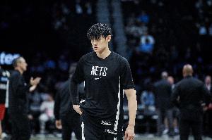 媒体人:中国赛时隔6年回归 曾凡博默默地坐在板凳席第二排最边缘