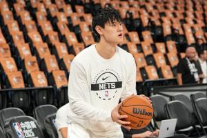 今年两场NBA中国赛 曾凡博首战10分钟0出手1抢断 次战枯坐冷板凳