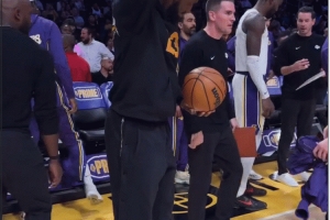 詹姆斯投进底线三分！NBA官方：调整好帽子&投出三分球 本人转发
