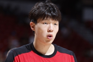 媒体人：上一场没打动霍福德 这场晃飞往里突 这就是杨瀚森的进步
