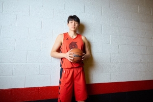 媒体人：杨瀚森在内线对位凯斯勒占不到便宜 那就拉出去投他