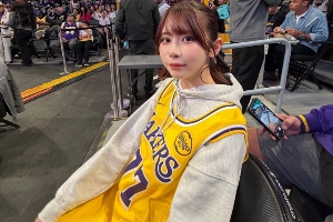 坐老詹身后的美女是谁?日本性感女星!身材犯规!还是库里球迷?