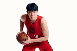 媒体人:杨瀚森试图融入节奏时移动慢 都有个过程 慢慢来