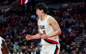 媒体人：杨瀚森首个5分钟里好的是篮下存在感 差的还是移动慢