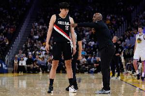 杨瀚森下半场仍未登场！媒体人：比分焦灼小杨这场很难再有机会了