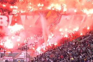 ?震撼！拜仁远征球迷赛前亮出TIFO，并燃放烟花点燃看台