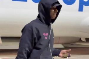 ?心系老东家？拉什福德下飞机被拍到在看球，球迷认为是看曼联