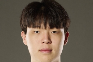 球队主持人:杨瀚森今天让人眼前一亮 不过有时他显得脱节和疲惫