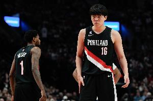 记者:克林根生涯前4战场均13分钟4.3分5.8板 小杨前4战1.8分1板