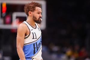 右膝扭伤退赛！特雷-杨全场7分钟4中2拿到6分 罚球3中2