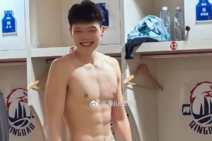 媒体人:杨瀚森在CBA练出了八块腹肌 现在是NBA教练要求他增重