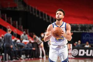 詹姆斯:库里刚进NBA时瘦得像竹竿 他最厉害的是增重却不影响手感