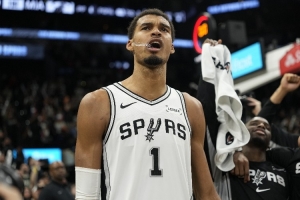 阿里纳斯：只要保持健康文班能拿DPOY&MVP 他能拿五双