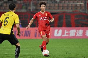 足球报谈中甲冲超:铜梁龙比广州豹形势更好,南通具备搅局者潜质