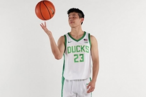 媒体人:林葳的运动战表现依然挣扎 需尽快适应NCAA的节奏和强度