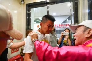 重庆铁汉!40岁黄希扬随铜梁龙冲超成功 3年前两江竞技解散时泪崩