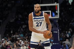 戈贝尔谈表现：要为球队奠定基调 保持能量给大家做好表率