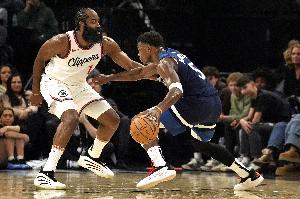SI:森林狼正让爱德华兹研究巅峰期哈登 以便制造犯规获更多罚球
