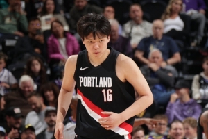 媒体人:G联赛目前对杨瀚森是最好平台 对身体技术&自信很有帮助