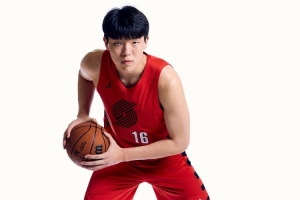媒体人:杨瀚森的首秀还算打得不错 找到一些比赛的感觉和自信心