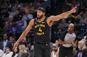 穆迪一个反跑后45°顶投三分直接命中 本场三分已经12中8啦