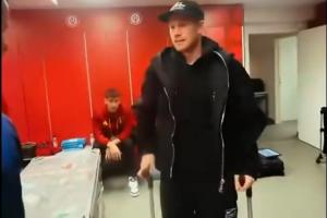 心系球队!比利时取胜即出线,34岁德布劳内拄双拐现身球队更衣室