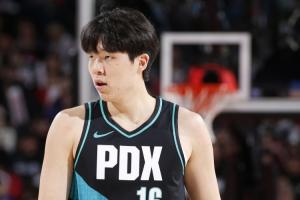 练级是有用的!杨瀚森次节登场5分9秒半场3中2得到4分1板1助!