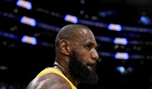 下个月就满41岁了！詹姆斯赛季首秀砍下两双 NBA历史最老