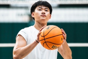 媒体人:赵维伦在身体对抗和防守端还需要再针对性加强