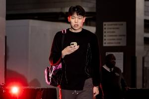 ?小杨剪头了？杨瀚森今日入场照 风格偏商务 头发剪短了些