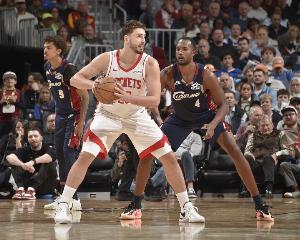 打爆DPOY!今日莫布里共防守申京6分30秒 期间后者9中7砍下16分