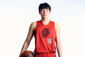 解说:11次出手从侧面体现出杨瀚森的自信 但体能和防守依旧得练