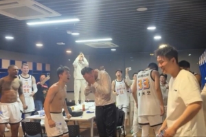 NBL球队首胜CBA球队 合肥狂风击败江苏男篮后在更衣室泼水庆祝