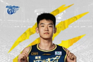 媒体人:王洪泽这样的年轻人要多留在场上 不能过快犯规限制手脚