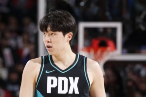 青岛媒体:杨瀚森的确没有达到NBA先发中锋水平 但其进步有目共睹