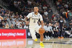 复出状态可以！卡斯尔半场7中3拿到10分1板3助