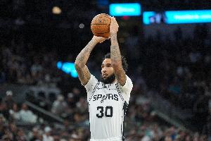 射手提供火力！朱利安·尚帕尼半场三分3中2拿7分3板&正负值+16