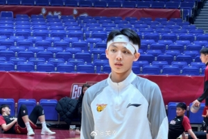 上场眉骨缝了3针!广东客场战浙江 徐杰戴着发带进行赛前热身