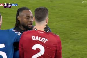 搂不住火！塞梅尼奥达洛特冲突锁喉后者，裁判给两人各一张黄牌