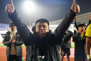 鲁媒:西海岸投资人考察拉玛西亚青训营,与当地青训专家交流