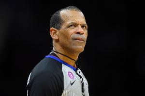 NBA官方:裁判埃里克·刘易斯已恢复裁判资格 曾因小号事件被调查