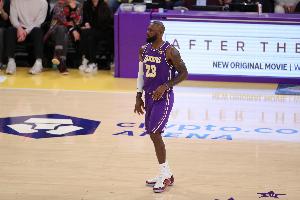 夸梅:所有媒体被詹姆斯操纵了 NBA该管管 这是对球迷的侮辱