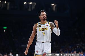 大发神威！小巴里·布朗24中13&6记三分轰下41分3板3助3断