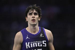 数据真不错！国王二轮秀中锋雷诺13中7砍下17+12 揽下7个前场篮板