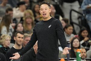 解说:马刺面对五小阵容 进攻端缺乏有效手段 防守端被狠狠惩罚