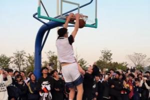 因身体原因打不了职业！2m14高中生与网红单挑展现炸裂动静态天赋