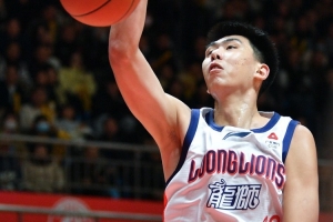 广州主帅：徐昕必须提升体能和身体对抗 或许有一日能成为NBA球员